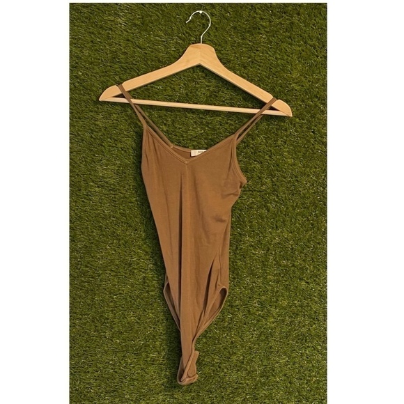 AGOLDE Spaghetti V-Strap Bodysuit in Toffee Size X-Small - Picture 5 of 9